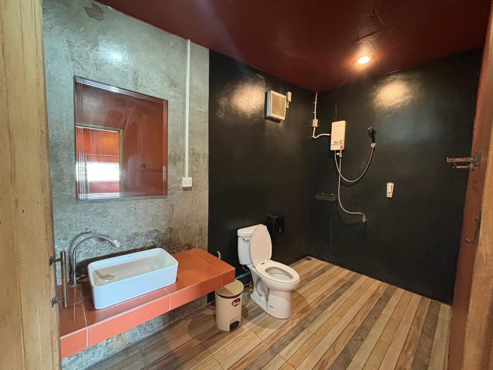 Revolution Kanchanaburi Adventure Hq Ban Chuk Kum Exterior foto